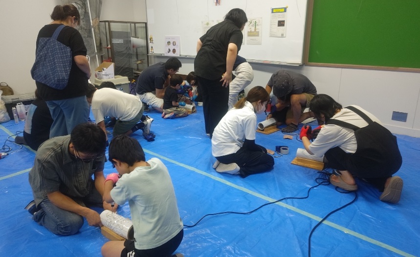 竹明かりの制作風景