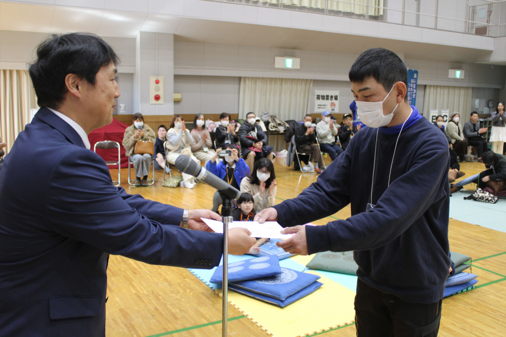 市長が賞状を渡す様子