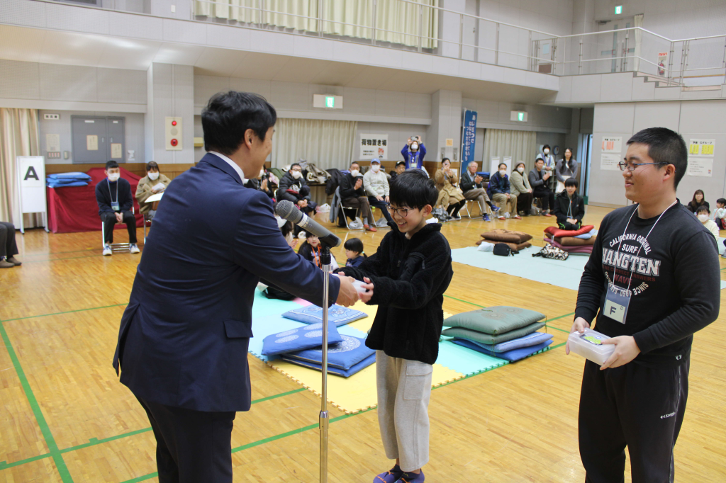 市長が記念品を贈る様子