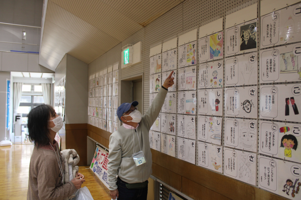 会場に掲示されたかるた札を見る様子